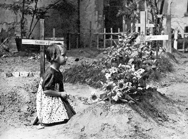 https://rlisu.files.wordpress.com/2010/07/warsaw-rising-girl-by-grave.jpg